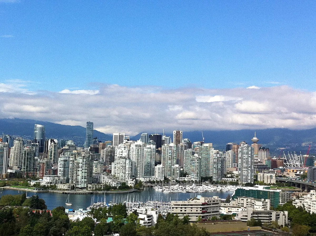 Skyline von Vancouver mit Hafen und Coast Mountains im Hintergrund